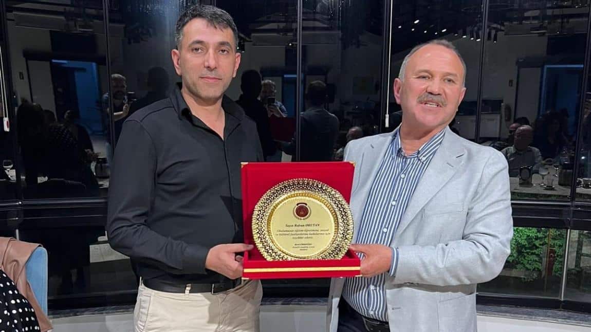 ARAMIZDAN AYRILAN ÖĞRETMENİMİZE VEDA YEMEĞİ DÜZENLEDİK.